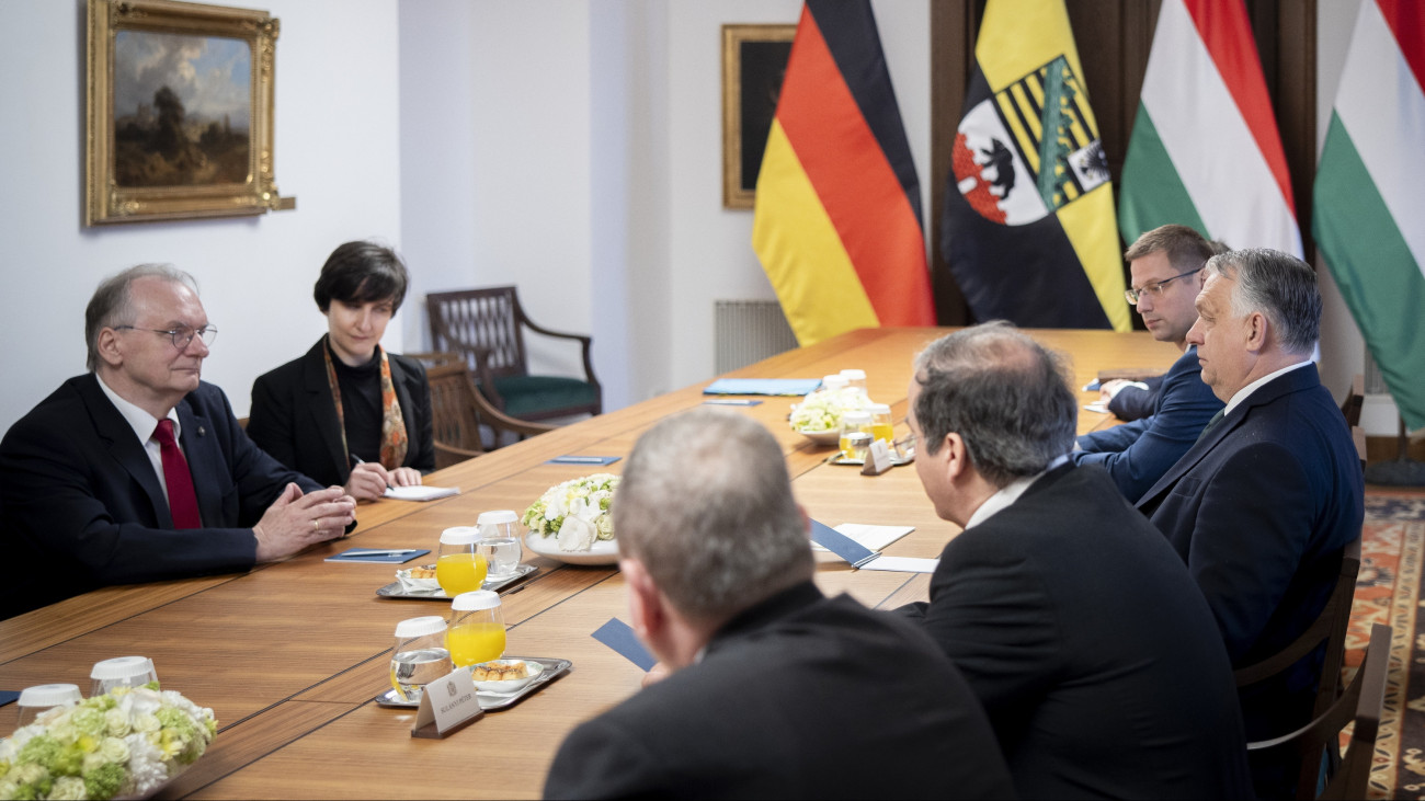 A Miniszterelnöki Sajtóiroda által közreadott képen Orbán Viktor miniszterelnök (j) és Reiner Haseloff, a németországi Szász-Anhalt tartomány miniszterelnöke (b) megbeszélést folytat a Karmelita kolostorban 2024. április 16-án. Orbán Viktor mellett Gulyás Gergely Miniszterelnökséget vezető miniszter (j2).