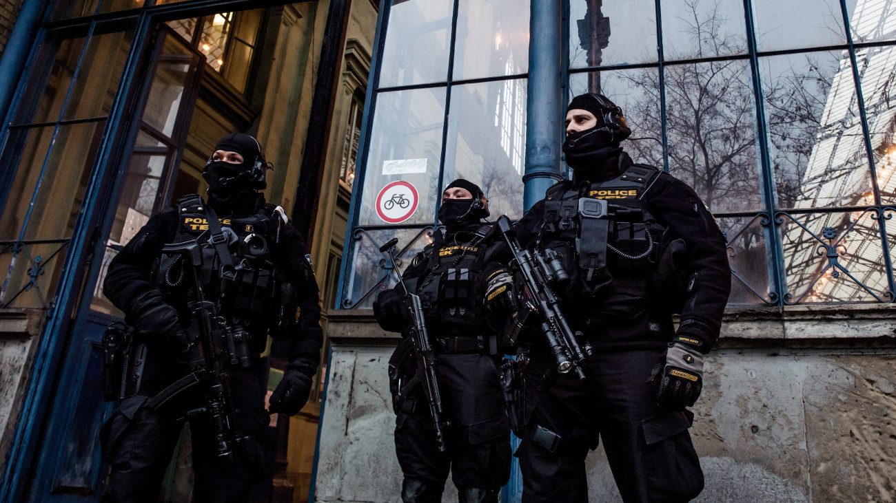 A Terrorelhárítási Központ (TEK) munkatársai Budapesten, a Nyugati pályaudvarnál 2016. december 20-án. A december 19-i berlini merénylet után megerősítik a rendőri biztosítást azokon a magyarországi helyeken, ahol nagy tömeg tartózkodik, így például a karácsonyi vásárokon.