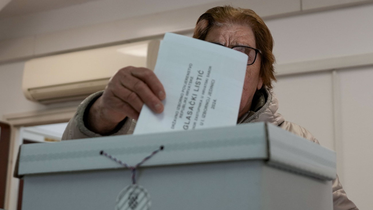 Leadja a szavazatát egy nő a horvátországi parlamenti választásokon Zágrábban 2024. április 17-én.