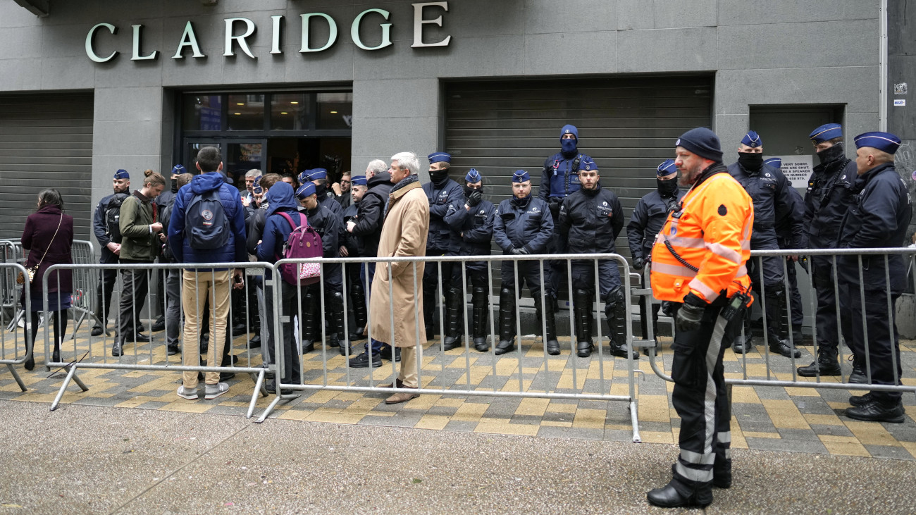Rendőrök állnak a Nemzeti Konzervativizmus Konferenciának (NatCon) otthont adó épület előtt Brüsszelben 2024. április 16-án. Emir Kir, a rendezvénynek otthont adó brüsszeli kerület polgármestere végzést adott ki a kétnaposra tervezett konferencia betiltására.