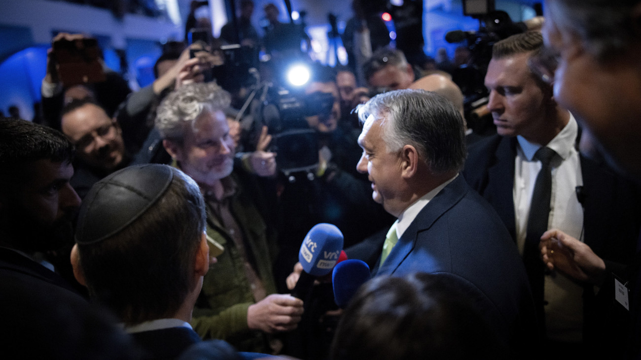 A Miniszterelnöki Sajtóiroda által közreadott képen Orbán Viktor miniszterelnök újságíróknak nyilatkozik Brüsszelben, a Nemzeti Konzervatívizmus Konferencia (NatCon) második napján, 2024. április 17-én.