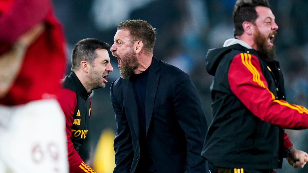 Daniele De Rossi head coach of AS Roma celebrates the victory during the Serie A TIM match between AS Roma and SS Lazio at Stadio Olimpico on April 06, 2024 in Rome, Italy. (Photo by Giuseppe Maffia/NurPhoto via Getty Images)