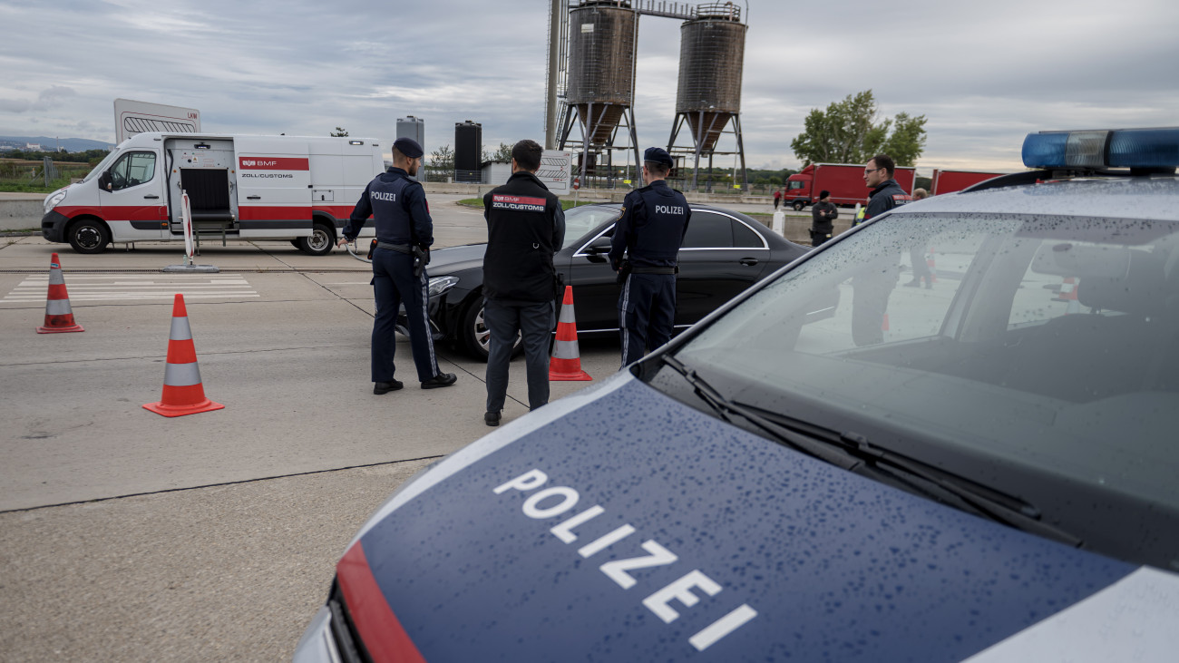 Osztrák rendőrök ellenőrzik a járműveket az osztrák-szlovák határon az ausztriai Berg határákelőhelyen 2022. szeptember 29-én, miután az osztrák rendőrség elkezdte az előre meghirdetett szúrópróbaszerű ellenőrzést a migránsok és az embercsempészek kiszűrése érdekében.