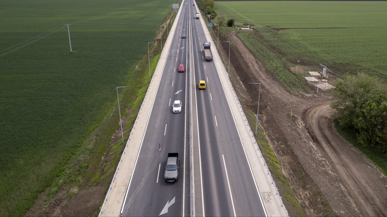 A drónnal készült képen a 33. számú főút kétszer két sávra bővített első szakasza Debrecen térségében az átadás napján, 2024. április 18-án.