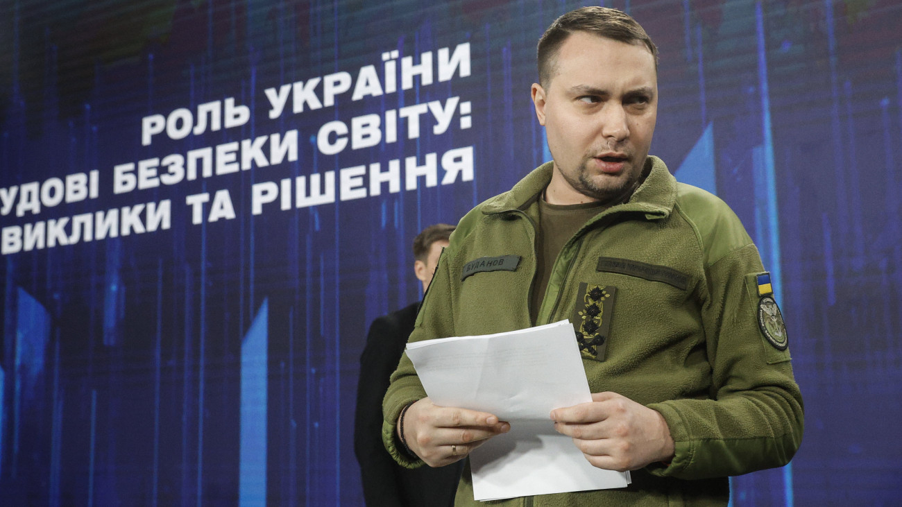 Kirilo Budanov, az ukrán védelmi minisztérium hírszerzési főigazgatóságának vezetője pódiumbeszélgetésre érkezik az ukrajnai háború két évét értékelő fórumon Kijevben 2024. február 25-én. Oroszország 2022. február 24-én indított háborút nyugati szomszédja ellen.