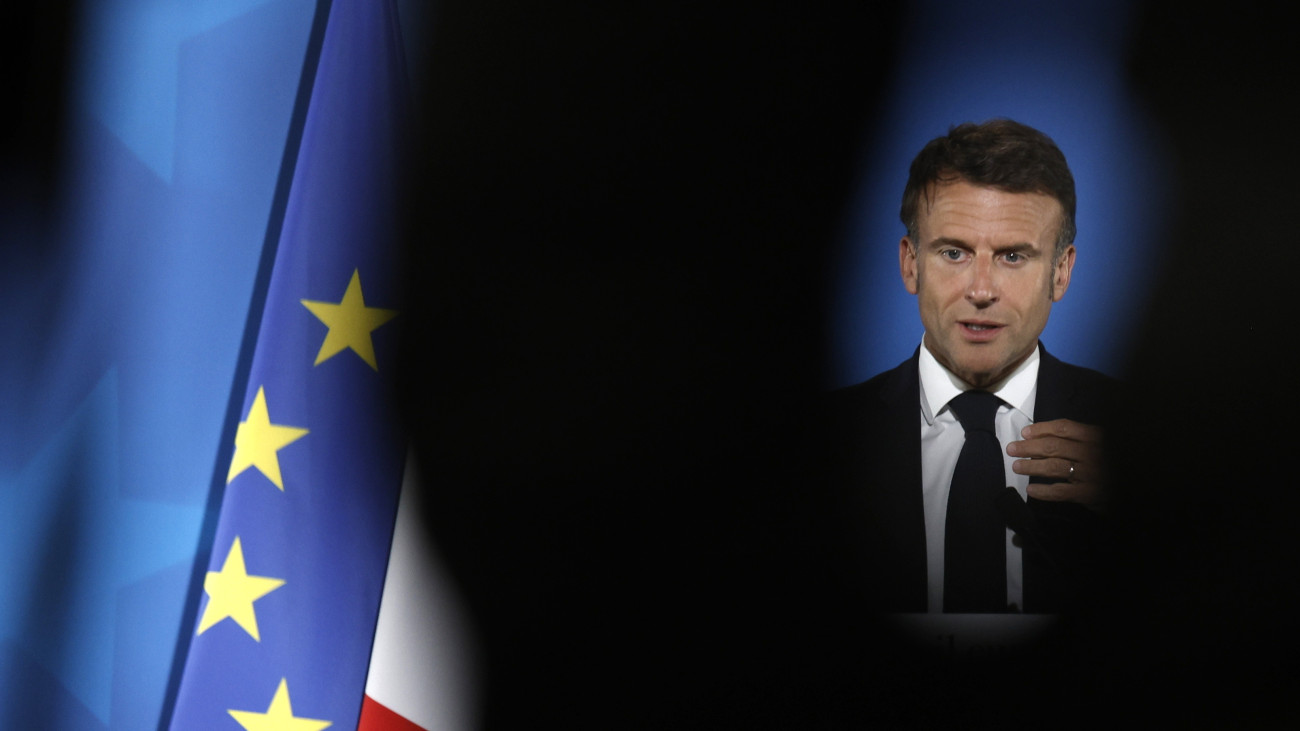 Emmanuel Macron francia elnök sajtóértekezletet tart az európai uniós tagországok állam-, illetve kormányfőinek kétnapos informális találkozóján Brüsszelben 2024. április 18-án.
