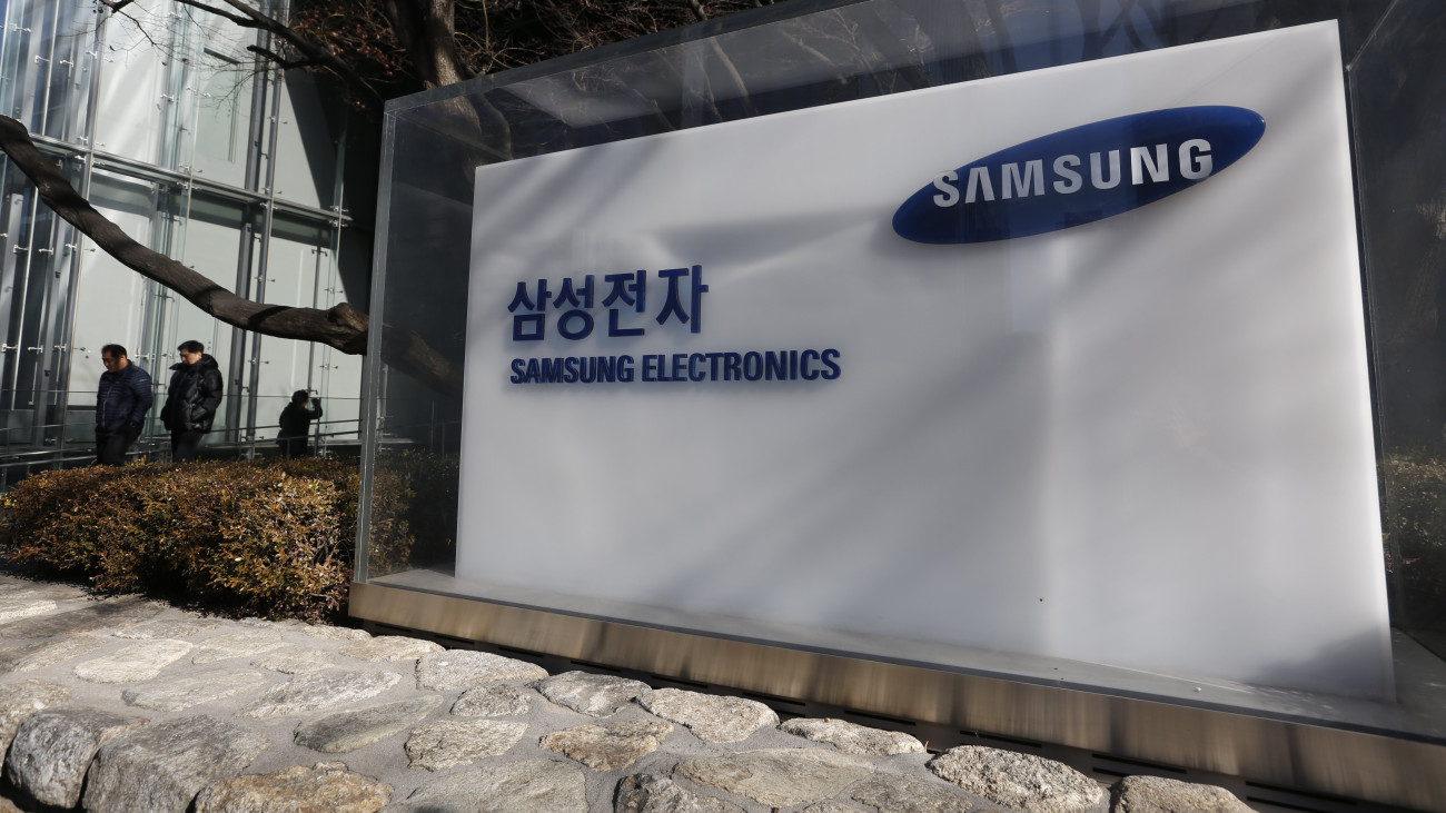 A Samsung Electronics logója a cég szöuli székházánál 2019. január 8-án. A dél-koreai elektronikai konszern e napi közleménye szerint a vállalat 2018. évi utolsó negyedéves működési eredménye 28,7 százalékkal csökkent az előző év azonos időszakában termelt nyereséghez képest.