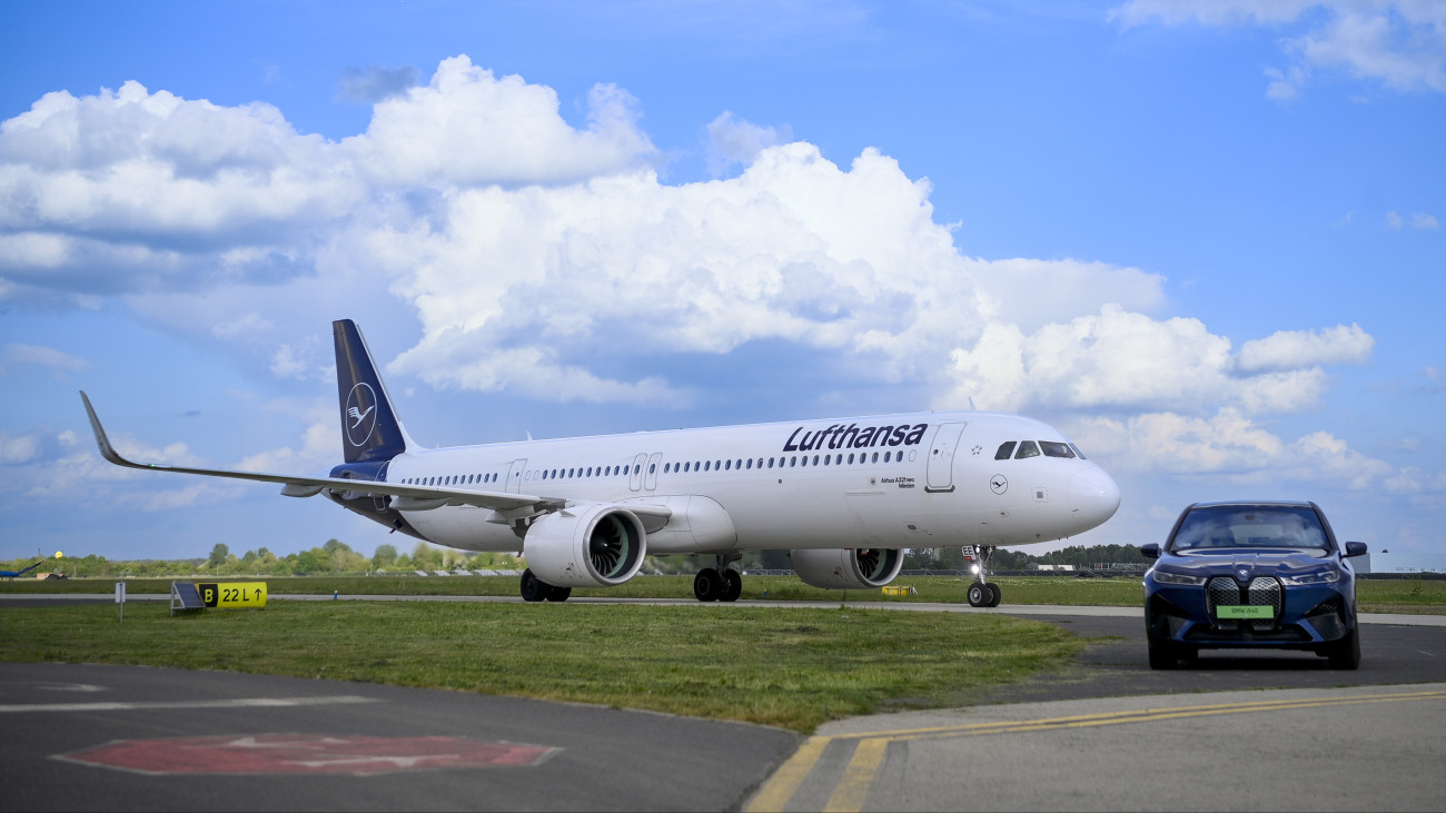 A Lufthansa légitársaság 215 üléses Airbus A321neo típusú repülőgépe érkezik a Debrecen Nemzetközi Repülőtérre 2024. április 19-én. A debreceni autógyárát érintő társasági szerződést kötött a BMW Group a Lufthansa légitársasággal, amelynek értelmében nagyobb befogadóképességű repülőket közlekedtetnek Debrecen és München között hétfői és pénteki napokon.