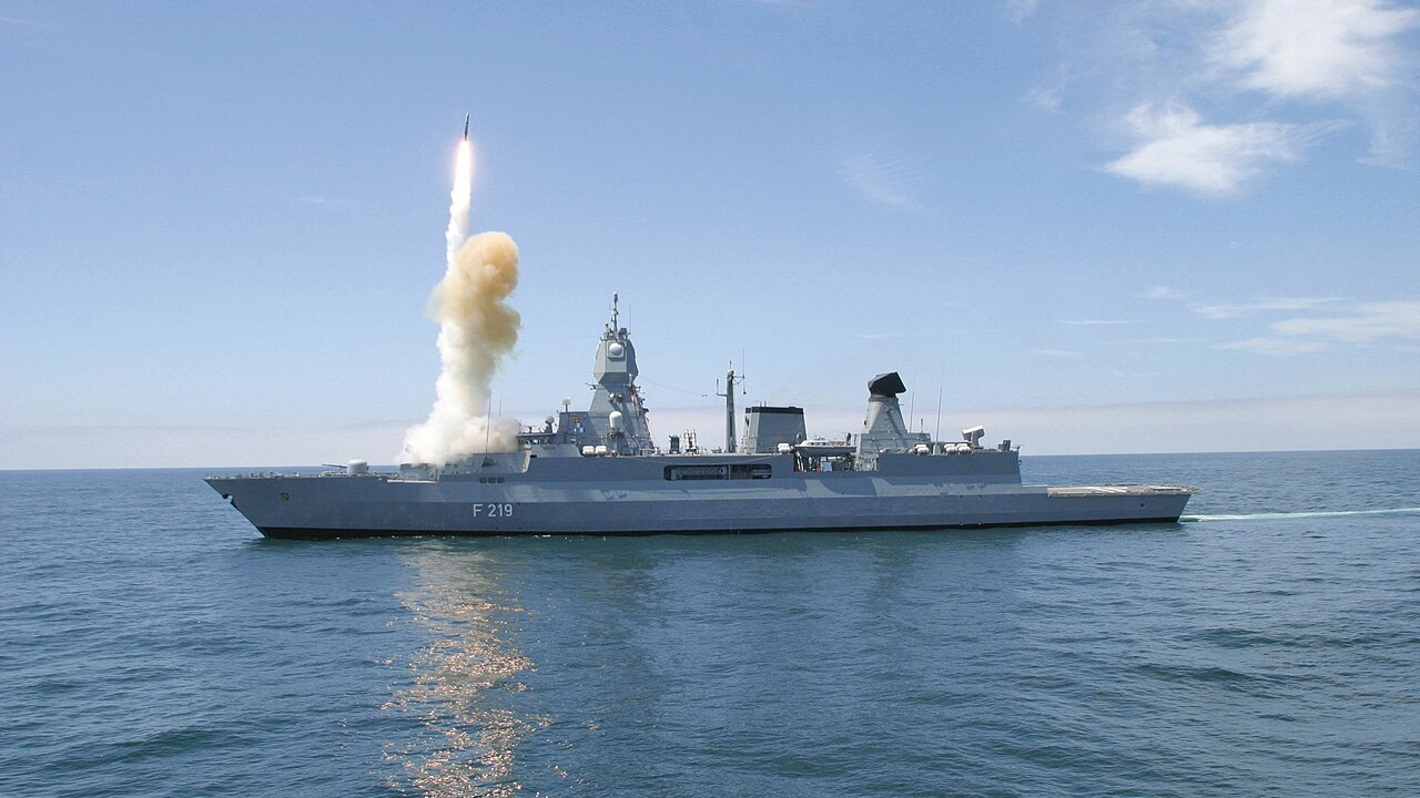 A német haditengerészet Hessen rakétás fregattja. Forrás: Wikipédia
