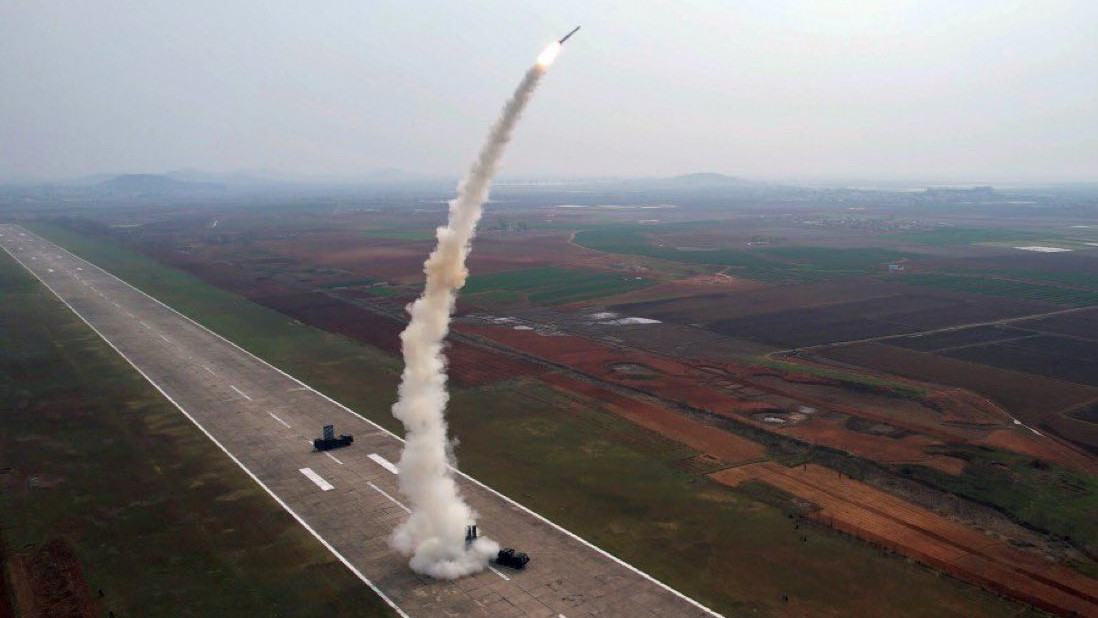 Szupernagy Hvaszal-1 Ra-3 típusú irányított robotrepülőgépet és egy új légvédelmi rakétát tesztelt Észak-Korea. Forrás: X / Alex Barnicoat
