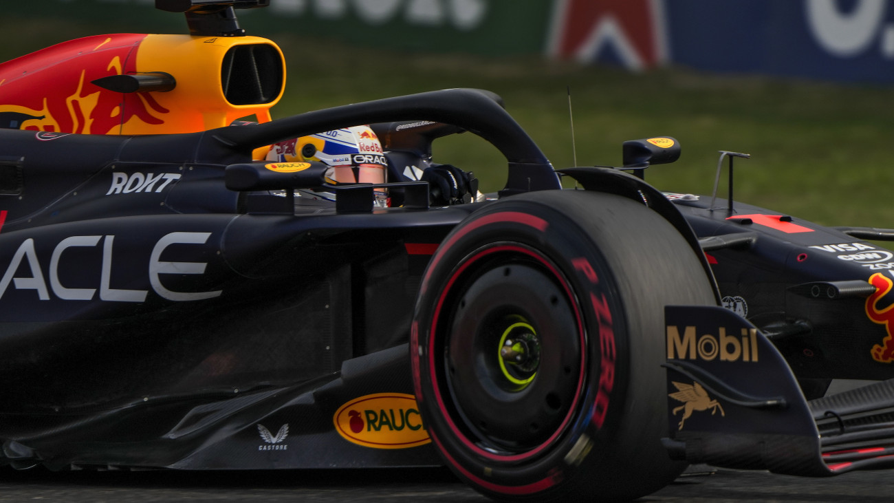 Max Verstappen, a Red Bull holland versenyzője a Forma-1-es autós gyorsasági világbajnokság Kínai Nagydíjának időmérő edzésének eredményhirdetésén a sanghaji versenypályán 2024. április 20-án. A futamot április 21-én rendezik.