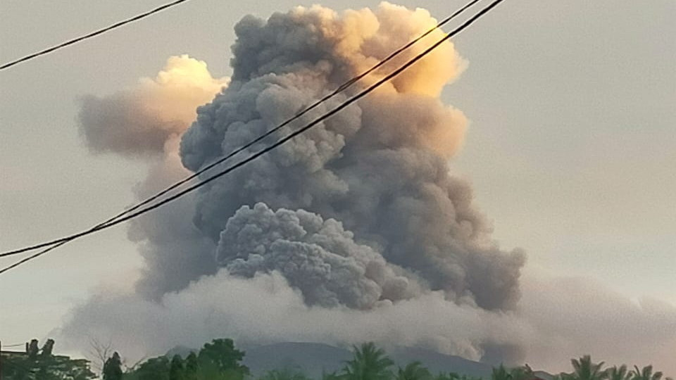 Az indonéz Országos Kereső- és Mentőhatóság (BASARNAS) felvételén hamufelhőt lövell ki a Ruang vulkán Tagulandang faluból nézve 2024. április 19-én. A vulkánkitörés miatt több ezer embert kellett evakuálni.