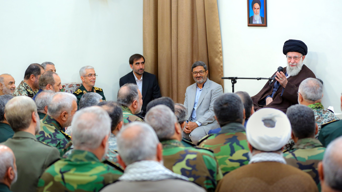 A legfőbb iráni vezető hivatalának felvételén Ali Hamenei ajatolláh, a paleszinokat támogató Irán legfőbb vallási és politikai vezetője (j) iráni katonai vezetőket fogad Teheránban 2024. április 21-én. Hamenei köszönetet mondott a fegyveres erőknek az április 14-re virradóra Izrael ellen végrehajtott masszív drón- és rakétatámadásért.