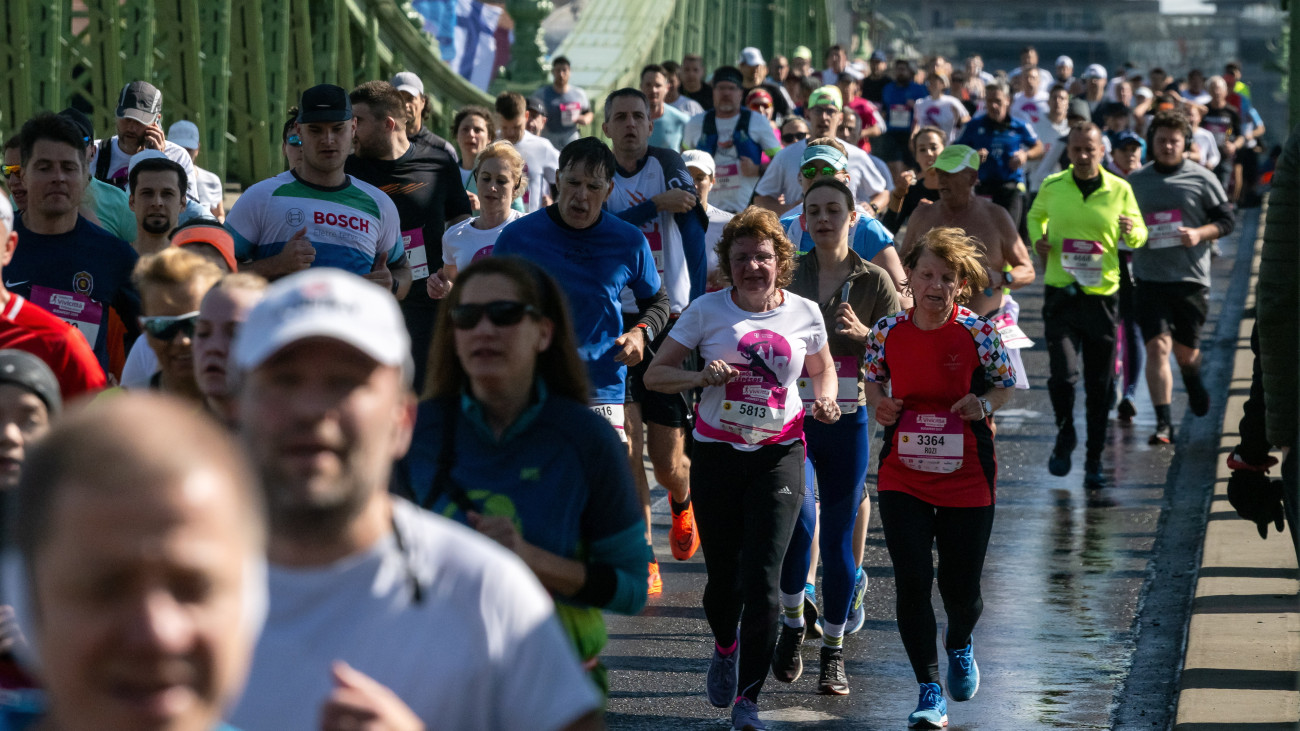 A 39. Telekom Vivicittá futófesztivál félmaratoni versenyének mezőnye a Szabadság hídon 2024. április 21-én.