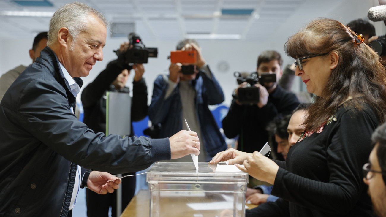 A tisztségért ismét induló Inigo Urkullu baszkföldi regionális elnök, a Baszk Nacionalista Párt (PNV) politikusa (b) voksol a baszkföldi helyhatósági választások napján, 2024. április 21-én Durangóban.