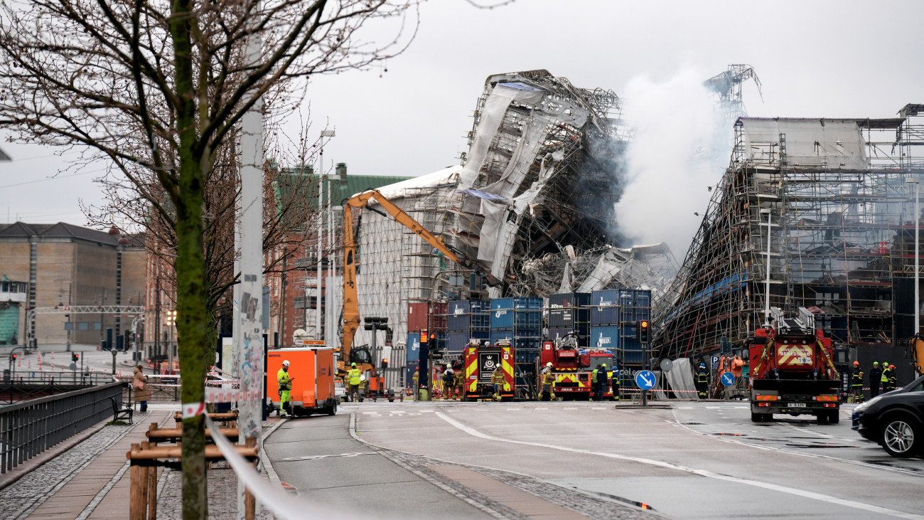 A felújítási munkálatok miatt állványzattal körülvett, egykori koppenhágai Tőzsdepalota épületének maradványai 2024. április 19-én. A 1625-ben átadott, holland reneszánsz stílusú, tornyos épület külső falai, köztük a főhomlokzat az április 16-i tűzvész után két nappal leomlott.
