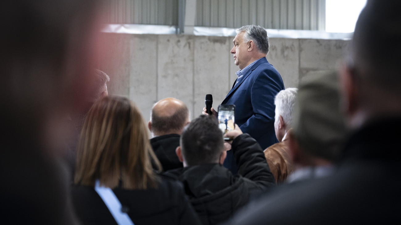 A Miniszterelnöki Sajtóiroda által közreadott képen Orbán Viktor miniszterelnök, a Fidesz elnöke beszédet mond a kampánykörútja első állomásán a Veszprém vármegyei Nemesgörzsönyben 2024. április 22-én.