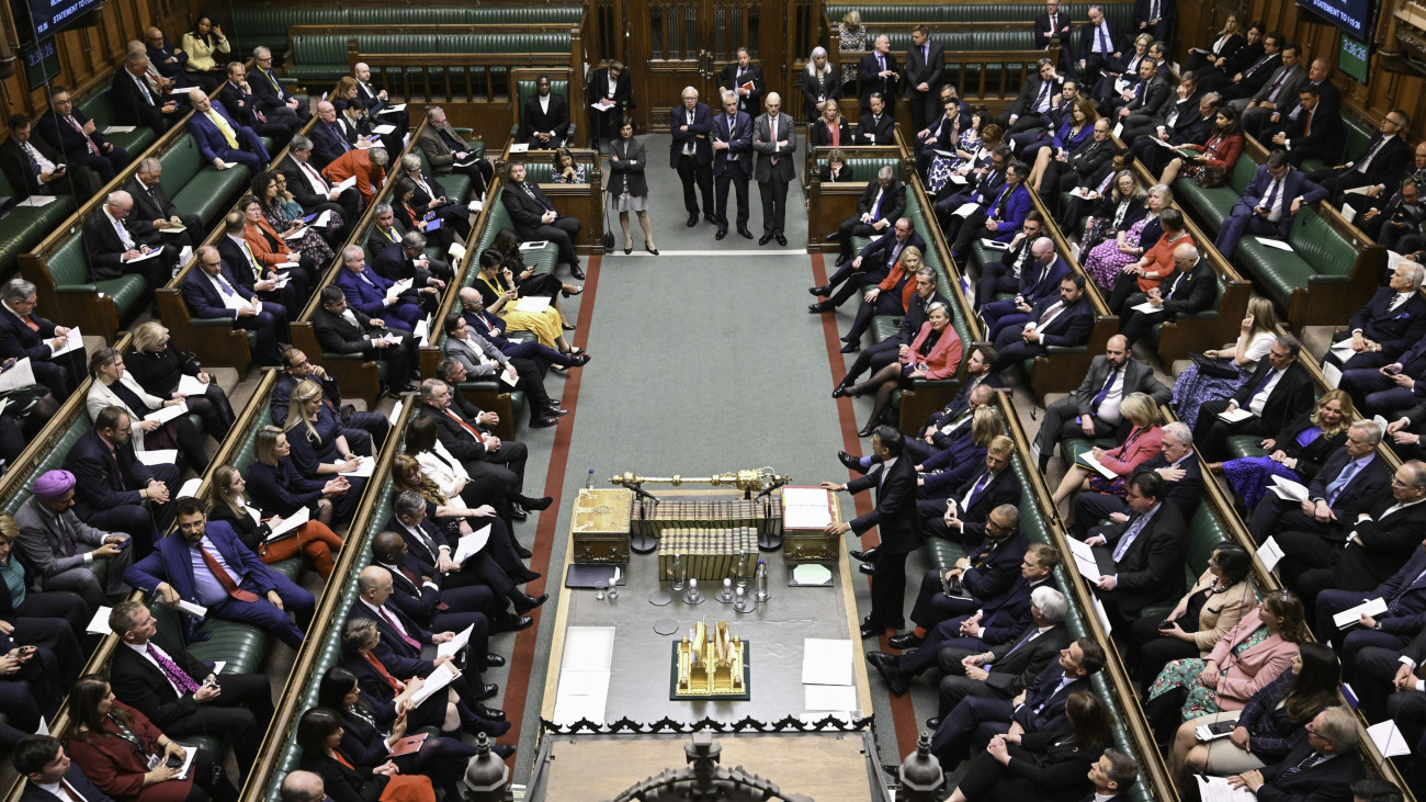 Itt a vége: elfogadta a brit parlament az illegális migráció sarokkövének számító törvényt