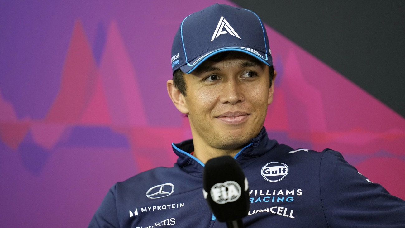 Alexander Albon, a Williams thaiföldi versenyzője a Forma-1-es autós gyorsasági világbajnokság Japán Nagydíjának otthont adó szuzukai pályán tartott sajtótájékoztatón 2024. április 4-én. A futamot április 7-én rendezik.