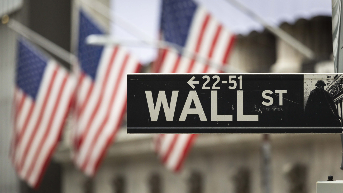 A Wall Street utcatáblája a New York-i Értéktőzsde közelében 2020. november 24-én, a koronavírus-járvány idején. A 30 vezető iparvállalat Dow Jones indexe 400 pontos emelkedés után a történelem során először átlépte a 30 ezer pontot.