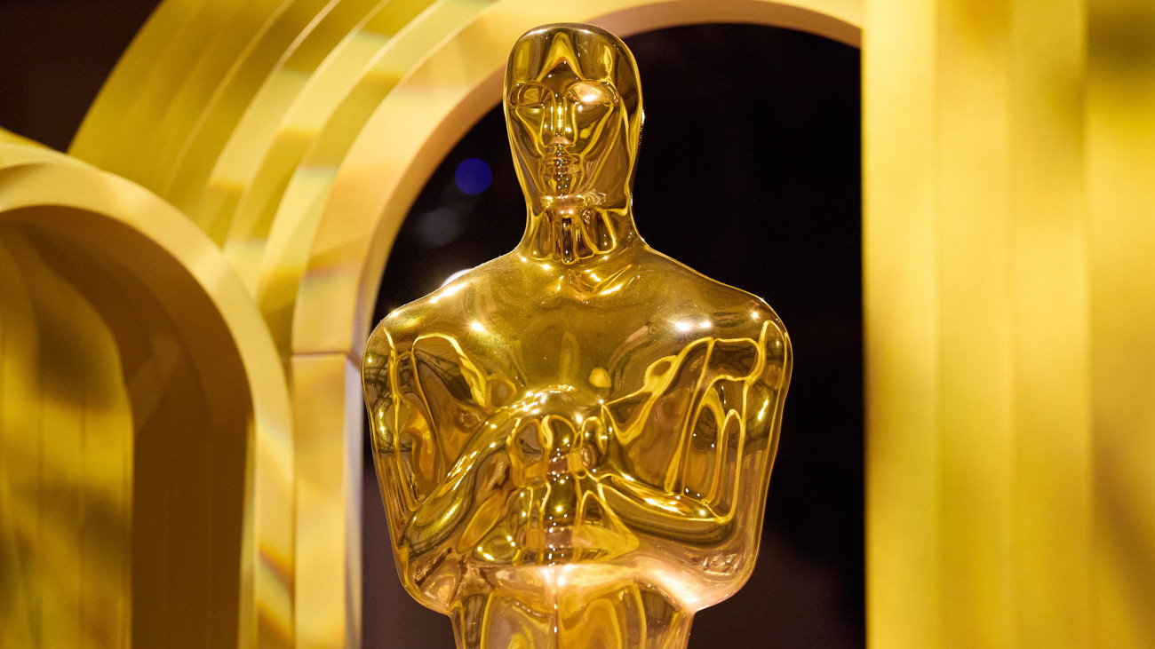 Díszletként használt Oscar-szobor az Oscar-díjak 96. átadási ünnepségét követő kormányzói bál menüjét ismertető sajtótájékoztatón Los Angelesben 2024. március 5-én, öt nappal az amerikai filmipar éves díjkiosztó gálája előtt.
