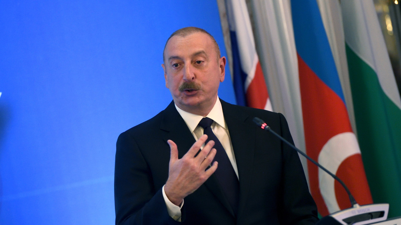 Ilham Alijev azeri államfő beszédet mond az azerbajdzsáni földgáz Közép-Európába szállításáról szóló szándéknyilatkozat aláírásán Szófiában 2023. április 25-én. Az együttműködésben részt vevő államok: Azerbajdzsán, Bulgária, Magyarország, Románia és Szlovákia az úgynevezett Szolidaritási Gyűrűn (STRING) keresztül fejlesztenék a régió energetikai infrastruktúráját. A fölgázvezeték tervezett útvonala az Azerbajdzsánnal határos Törökországból Bulgárián, Románián és Magyarországon át Szlovákiáig vezetne. A földgázhálózat bővítését Bulgária kezdeményezte az Európai Bizottság támogatásával az Európai Unió, illetve a délkelet-európai régió energiabiztonságának növelése céljából.