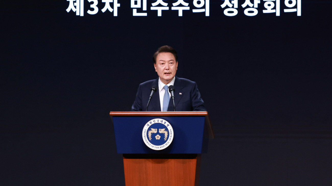 Jun Szogjol dél-koreai elnök beszédet mond a demokráciát veszélyeztető folyamatokról a harmadik alkalommal tartott nemzetközi konferencián Szöulban 2024. március 18-án, a háromnapos fórum kezdőnapján.