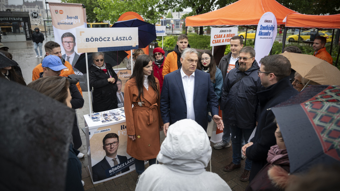 A Miniszterelnöki Sajtóiroda által közreadott képen Orbán Viktor miniszterelnök, a Fidesz elnöke (k) a Batthyány téren kampányol 2024. április 24-én. A kormányfő Szentkirályi Alexandrának, a Fidesz-KDNP főpolgármester jelöltjének (b) segített a támogatói aláírások gyűjtésében. 