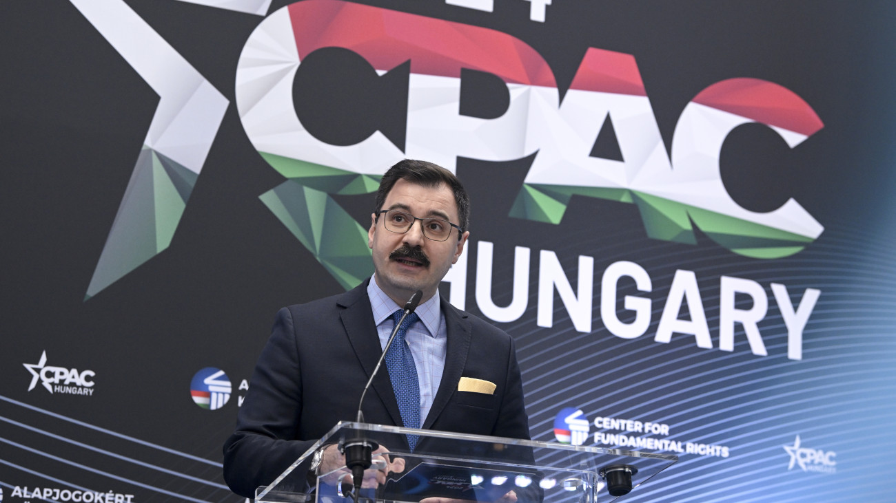 Szánthó Miklós, az Alapjogokért Központ főigazgatója a Konzervatív Politikai Akció Konferencia (CPAC Hungary) sajtótájékoztatóján a Millenárison 2024. április 24-én. Április 25. és 26. között harmadik alkalommal tartják meg a rendezvényt, amely minden eddiginél nagyobb lesz, ugyanis rekordszámú, majdnem háromezer résztvevőt várnak, köztük 500 külföldi vendéget, és 80 felszólalót hat kontinensről.