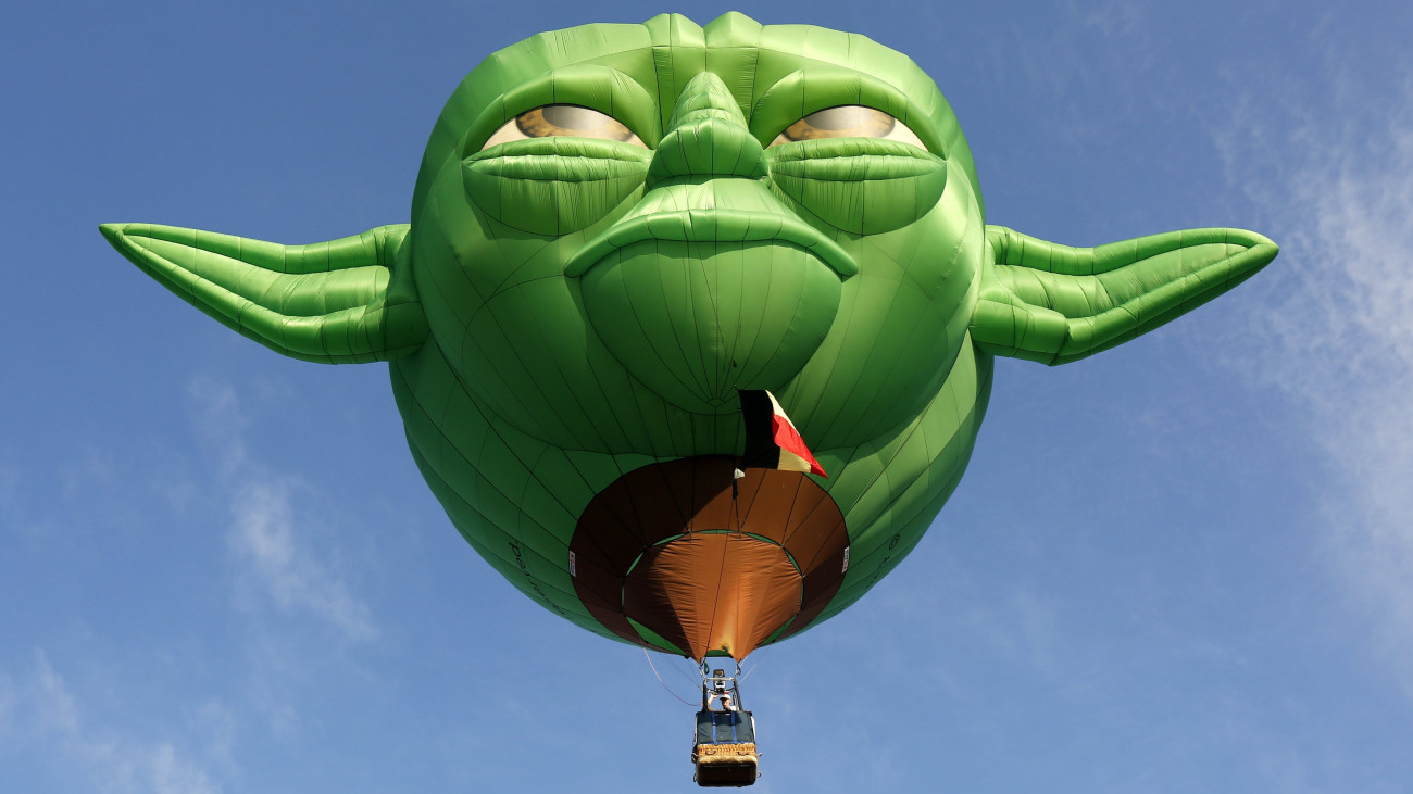 Clark, 2017. február 9.A Csillagok háborúja című filmből ismert Yoda mestert formázó hőlégballon lebeg a magasban a 21. Nemzetközi Hőlégballon Fesztiválon a Fülöp-szigeteki Pampanga tartományban lévő Clarkban 2017. február 9-én.   (MTI/EPA/Francis R. Malasig)