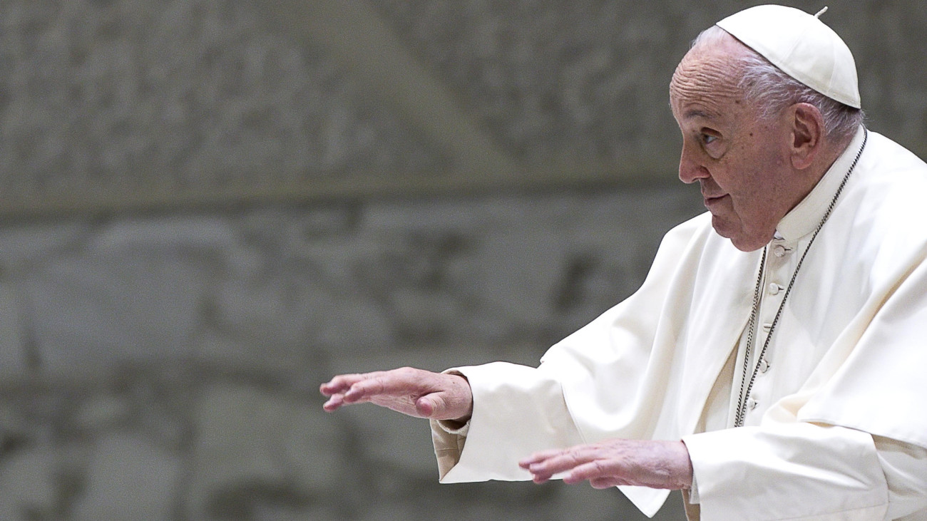 Ferenc pápa audiencián fogadja az Olasz Vöröskereszt munkatársait a Vatikán VI. Pál pápa termében 2024. április 6-án.