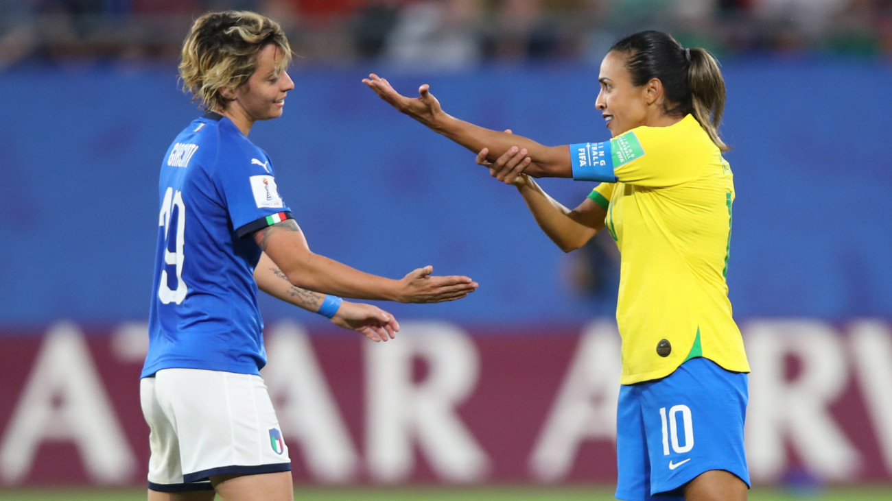 A brazil Marta (j) és az olasz Valentina Giacinti vitatkozik a női labdarúgó-világbajnokság harmadik fordulójában, a C csoportban játszott Brazília -Olaszország mérkőzésen a franciaországi Valenciennes-ben 2019. június 18-án. Brazília 1-0-ra győzött.