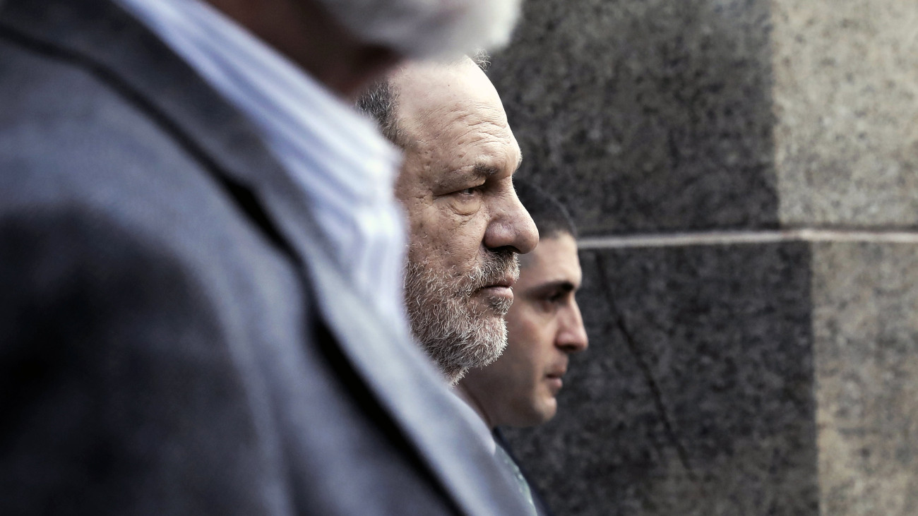 A többszörös nemi erőszakkal és szexuális zaklatással vádolt Harvey Weinstein amerikai filmproducer (k) a New York-i legfelsőbb bíróságon tartott meghallgatása után 2018. december 20-án.
