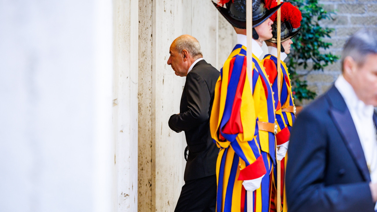 A Sándor-palota által közreadott képen Sulyok Tamás köztársasági elnök érkezik Ferenc pápához hivatalos látogatásra Vatikánvárosban 2024. április 25-én.