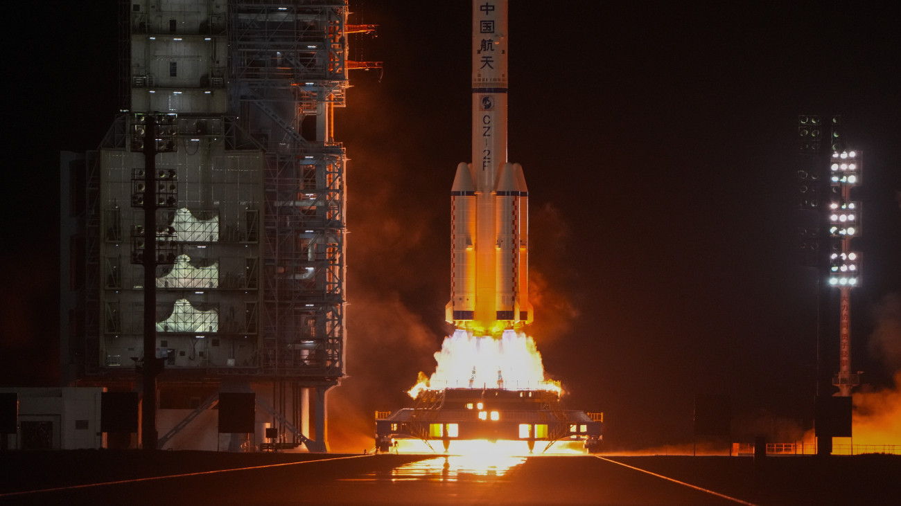 Fellövik a Hosszú Menetelés hordozórakétát a hozzá kapcsolt Sencsou-18 űrhajóval, fedélzetén Li Kuang-szu, Je Kuang-fu és Li Cung űrhajósokkal a Kanszu északnyugati tartománybeli Csiucsüan űrközpontjában 2024. április 25-én. A három tajkonauta a hat hónapos küldetésre indul a Tienkung (Mennyei palota) nevű kínai űrállomásra, ahol űrsétákat tesznek, valamint tudományos kísérleteket és karbantartást is végeznek majd. Az 1993-ban alapított Kínai Nemzeti Űrügynökség először 2003-ban küldött embert a világűrbe.