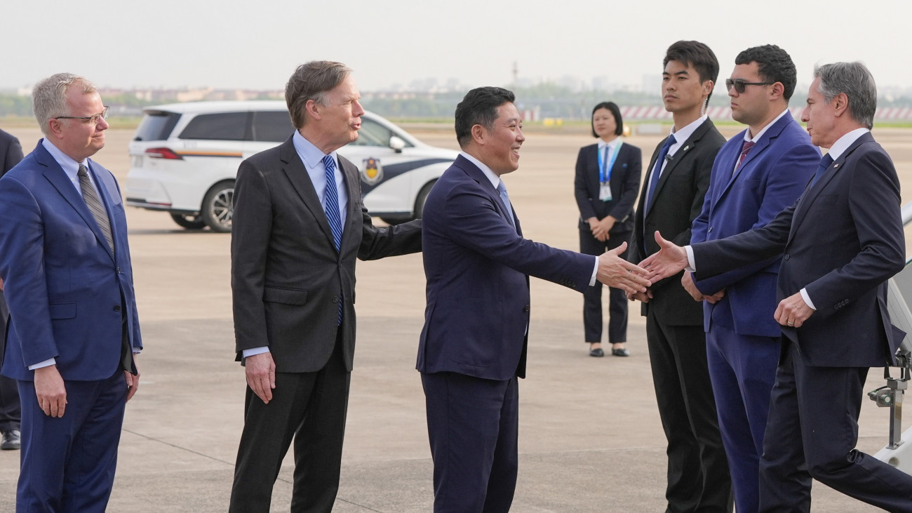 Scott Walker sanghaji főkonzul (b), Robert Nicholas Burns, az Egyesült Államok kínai nagykövete (b2) és Kung Fuan, a Sanghaji Külügyi Iroda vezérigazgatója (k) fogadja Antony Blinken amerikai külügyminisztert (j) a sanghaji repülőtéren 2024. április 24-én.