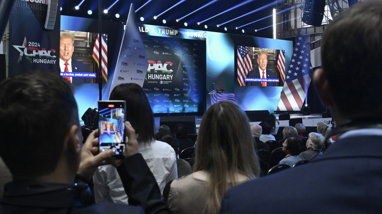 Donald Trump volt amerikai elnök, republikánus elnökjelölt videóüzenete a kétnapos Konzervatív Politikai Akció Konferencia (CPAC Hungary) második napján a Millenárison 2024. április 26-án.
