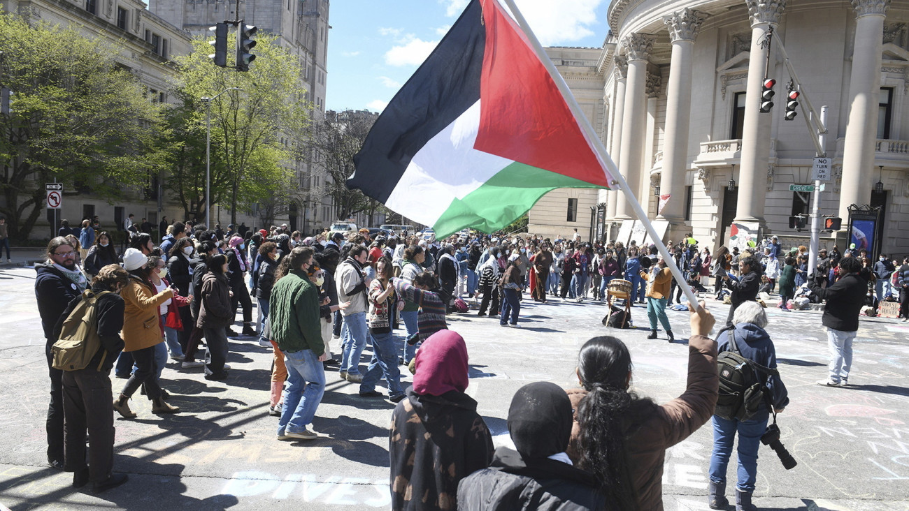 New Haven, 2024. április 22.Palesztinpárti diákok tüntetnek a Yale Egyetemen, a Connecticut állambeli New Havenben 2024. április 22-én. A Yale és a Columbia Egyetemen a hétvégén több százan gyűltek össze a többi között azt követelve, hogy a felsőoktatási intézmény szakítsa meg a kapcsolatait az egyetemnek anyagi támogatást nyújtó hadiipari vállalatokkal, amelyek - a tiltakozók szerint - Izrael számára szállítanak fegyvereket.