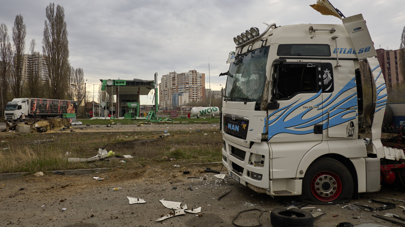 Megrongálódott kamion egy találatot kapott benzinkút közelében Harkivban 2024. április 6-án, miután Oroszország dróntámadást intézett a kelet-ukrajnai város ellen. Az iráni gyártmányú Sahed drónok több épületet, köztük lakótömböket, középületeket és autókat is eltaláltak. A támadásban hat ember meghalt és tízen megsérültek.