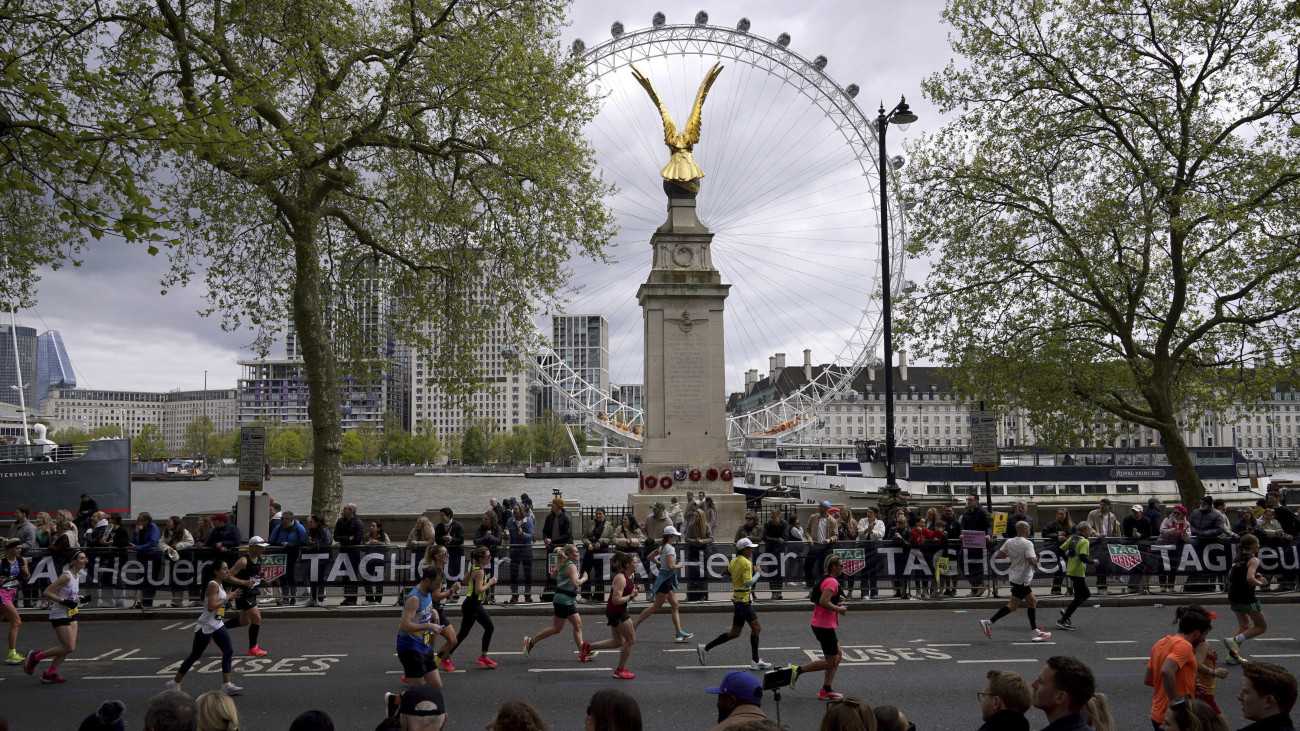 A maratoni távú londoni futóverseny mezőnye a Temze partján 2024. április 21-én.