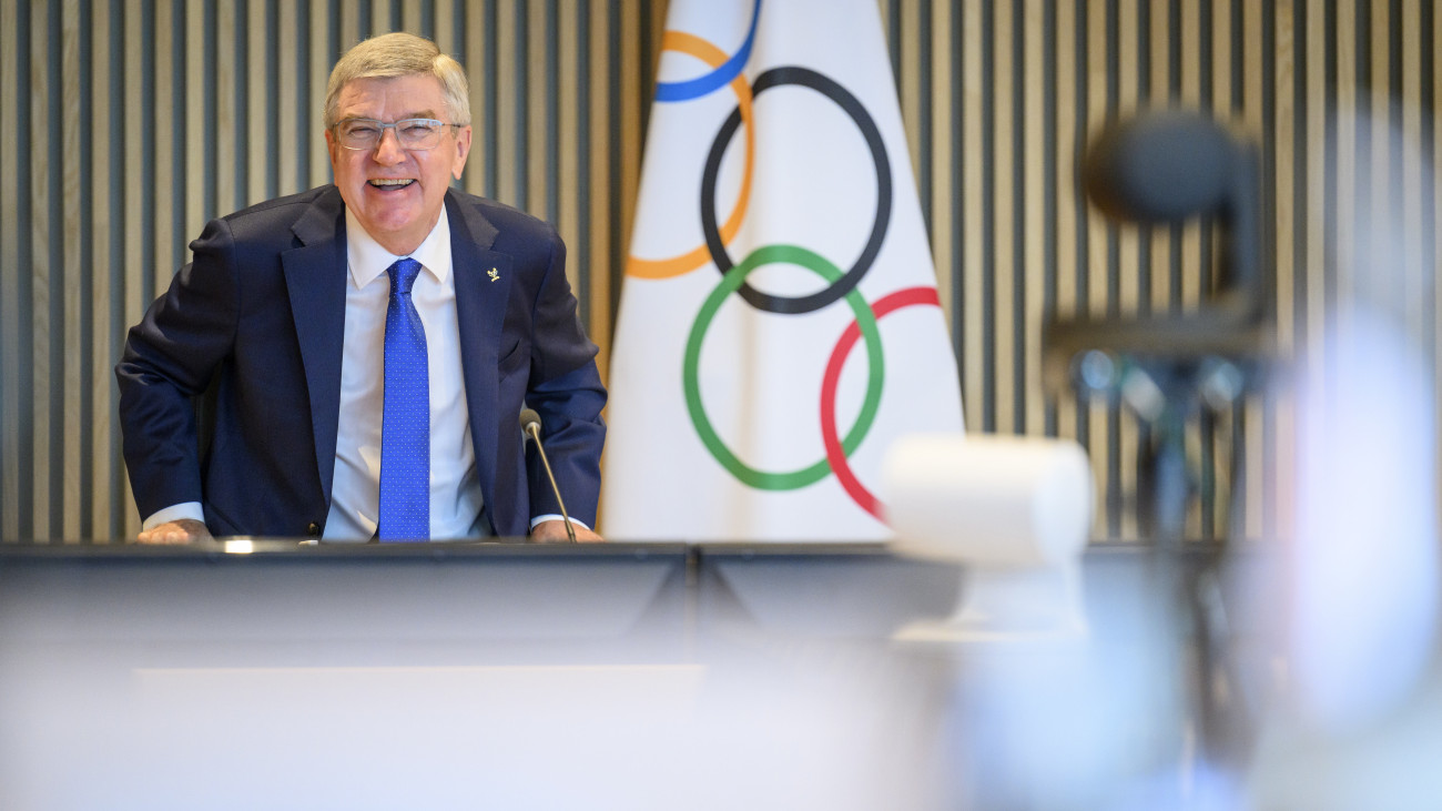 Thomas Bach, a Nemzetközi Olimpiai Bizottság (NOB) elnöke megnyitja az igazgatótanács ülését a szervezet lausanne-i székházában 2022. szeptember 8-án.