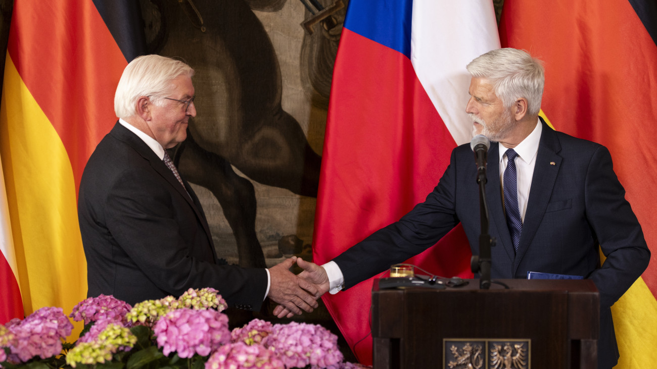 Petr Pavel cseh (j) és a hivatalos látogatáson Csehországban tartózkodó Frank-Walter Steinmeier német államfő a prágai várban tartott megbeszélései utáni sajtóértekezlet végén, 2024. április 29-én.