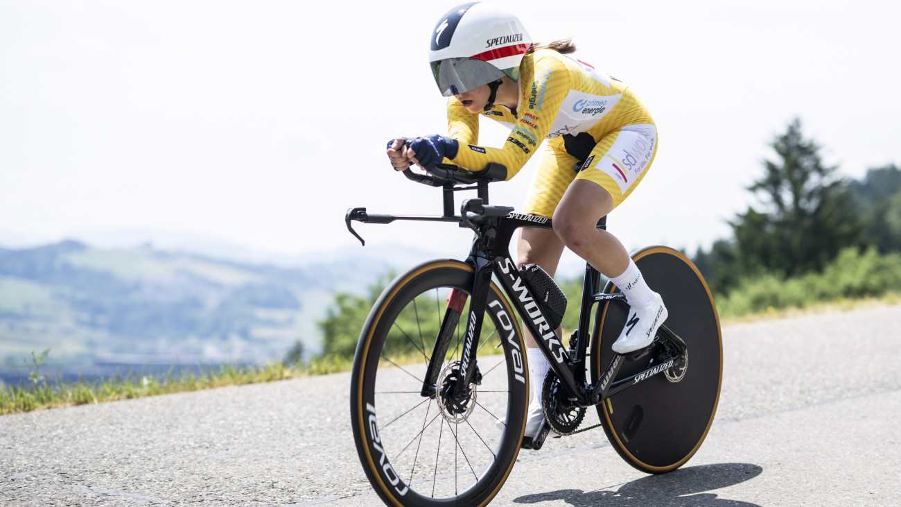 Vas Kata Blanka, az SD Worx csapat magyar versenyzője a négyszakaszos svájci World Tour női profi országúti kerékpáros körverseny második, St. Gallen és Abtwil közötti 25,7 kilométeres szakaszán 2023. június 18-án. A 21 éves versenyző megnyerte az előző napi első szakaszt.