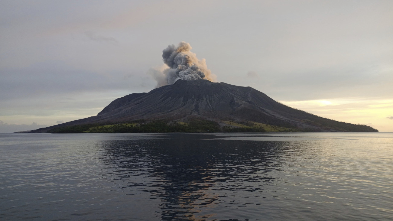 Az indonéz Országos Kereső- és Mentőhatóság (BASARNAS) felvételén hamufelhőt lövell ki a Ruang vulkán 2024. április 19-én. A vulkánkitörés miatt több ezer embert kellett evakuálni.