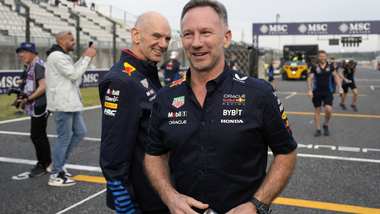 Szuzuka, 2024. május 1.2024. április 7-i kép Adrian Newey angol járműmérnökről, a Red Bull csapatának vezető tervezőjéről (b) Christian Horner  csapatfőnökkel a Forma-1-es autós gyorsasági világbajnokság Japán Nagydíjának helyszínén, Szuzukában. A 65 éves sztármérnök 2025-ben, 19 év után távozik a világbajnoki címvédő Red Bulltól. Newey számos világbajnok versenyautót tervezett már a Forma-1-ben, a Red Bull mellett a Williams és a McLaren is nyert az általa megálmodott géppel vb-címet.