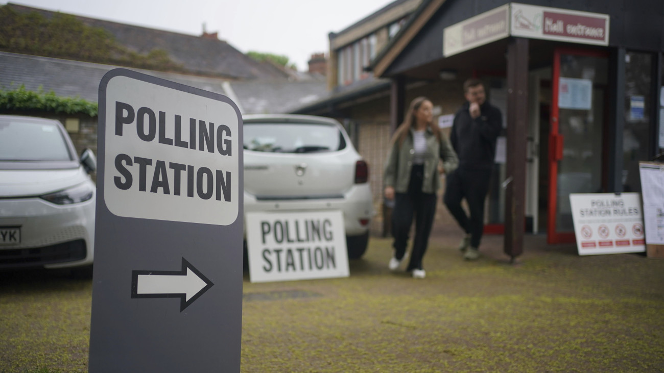Emberek távoznak a dél-londoni St. Albans plébániatemplomban kialakított szavazóhelyiségből 2024. május 2-án. A mai napon tanácsi és polgármesterválasztásokat tartanak Angliában, a helyhatósági választásokon 107 angliai tanács 2660 képviselői helyéről döntenek a választók, tizenegy városban pedig polgármesterre is szavaznak.