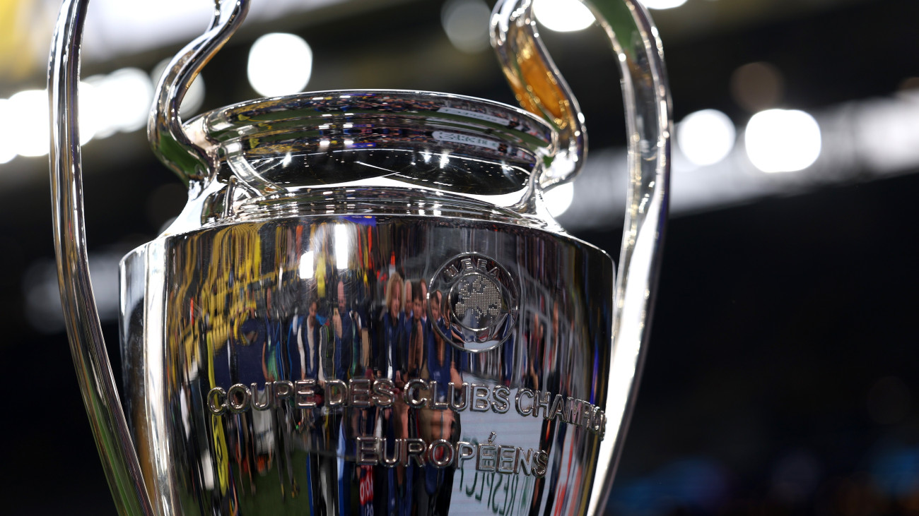 A bajnoki trófea a labdarúgó Bajnokok Ligája elődöntőjének első, Borussia Dortmund - Paris Saint-Germain mérkőzése előtt Dortmundban 2024. május 1-jén.