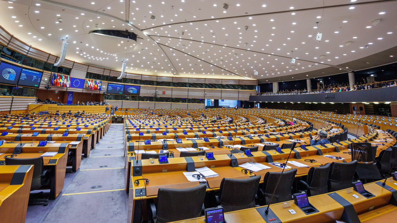 Brüsszel, 2024. április 11.Az ülésterem az uniós villamosenergia-irányelv módosításáról tartott szavazás előtt az Európai Parlament (EP) kétnapos brüsszeli plenáris ülésének második napi tanácskozásán 2024. április 11-én. Az EP elfogadta azt a jogszabályt, amely lehetővé teszi az uniós villamosenergia-piac reformját.