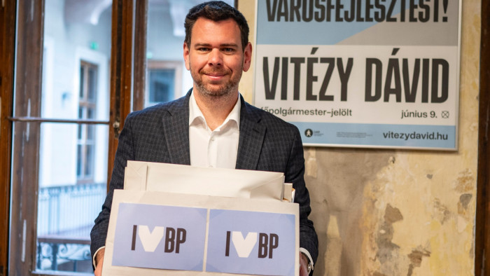Vitézy Dávid leadta a főpolgármester-jelöltséghez szükséges ajánlásokat
