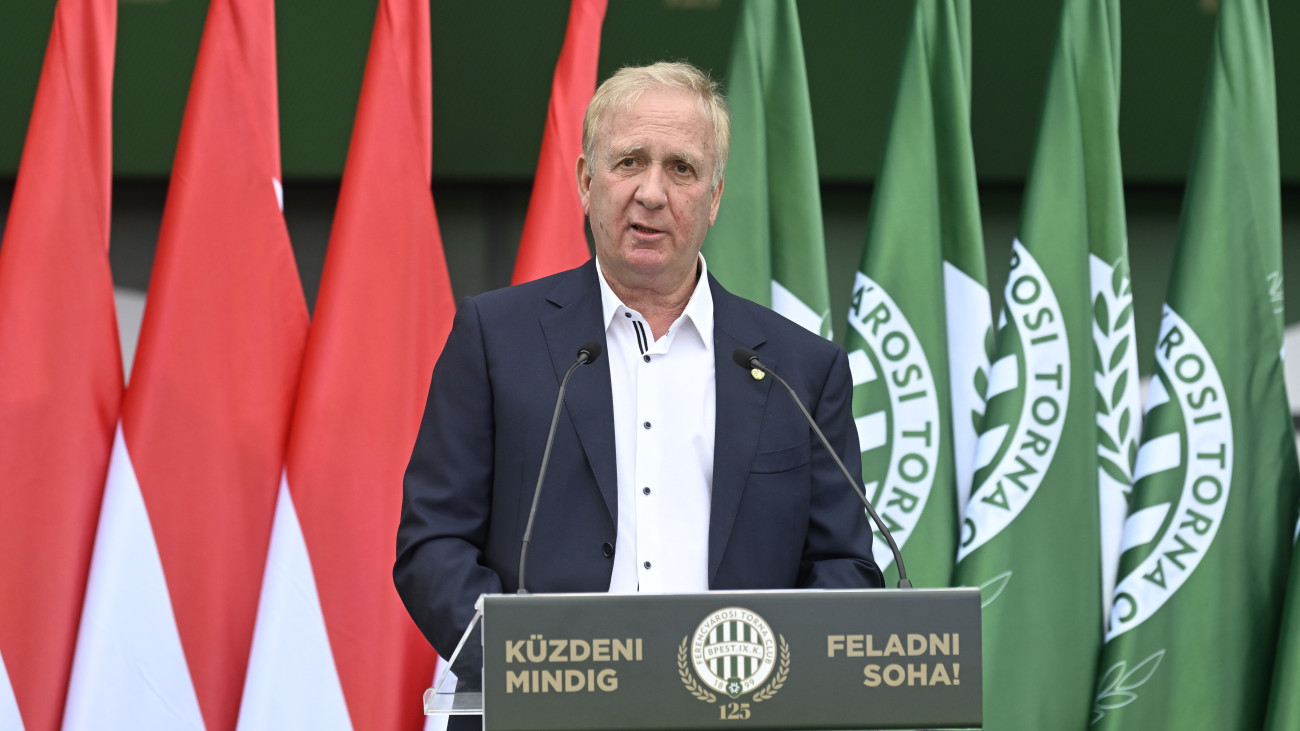 Nyilasi Tibor egykori válogatott labdarúgó beszédet mond a Ferencvárosi Torna Club alapításának 125. évfordulója alkalmából a Fradi volt, Fradi lesz, míg a Földön ember lesz mottó jegyében a Groupama Arénánál tartott ünnepségen 2024. május 3-án.
